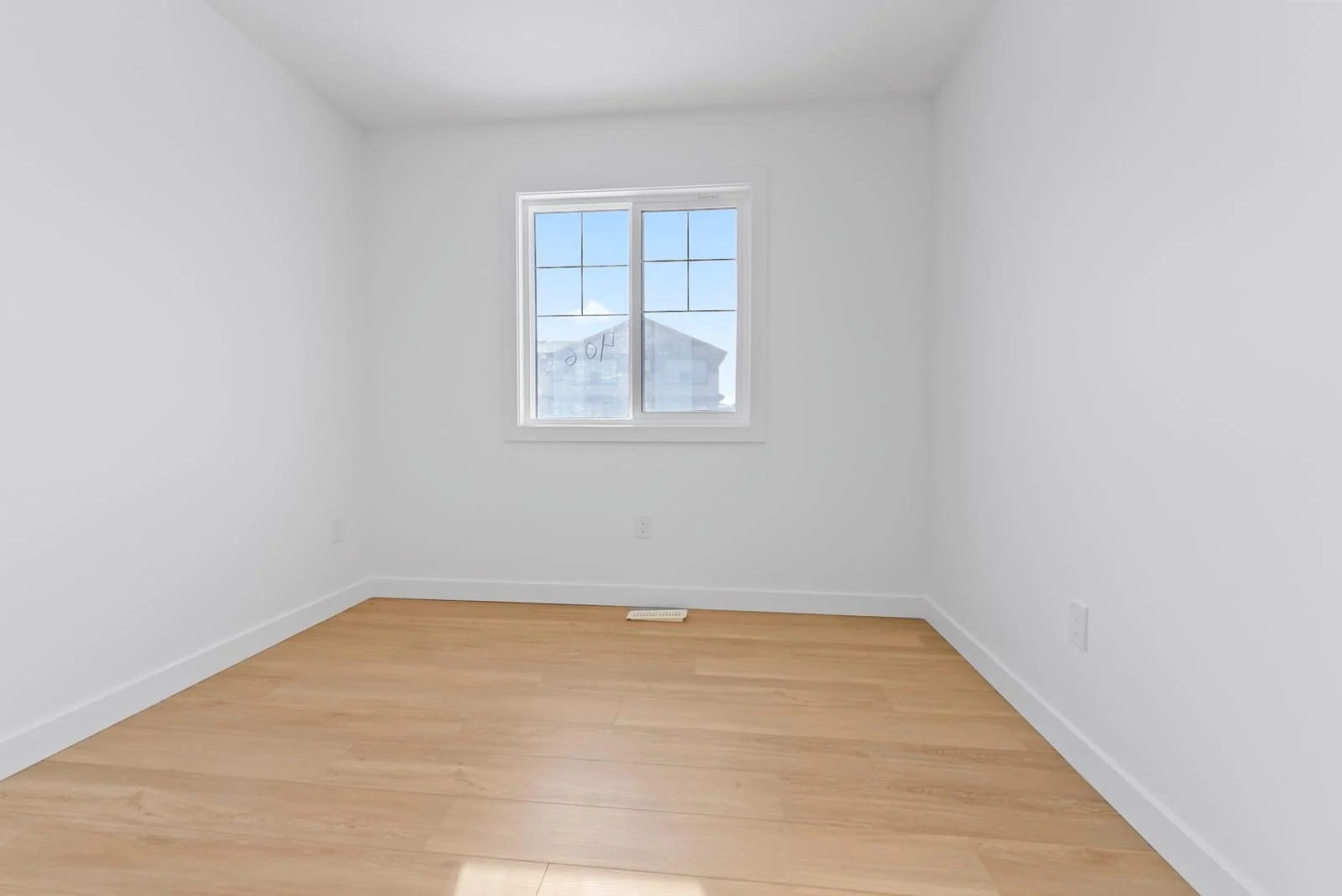 32 Units In Woodbend Leduc 9
